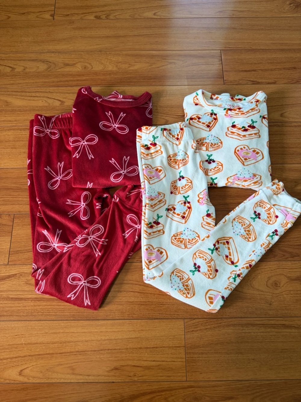 Cat & Jack Girls' Red Bow & Cream Pancake Print Pajama Bundle